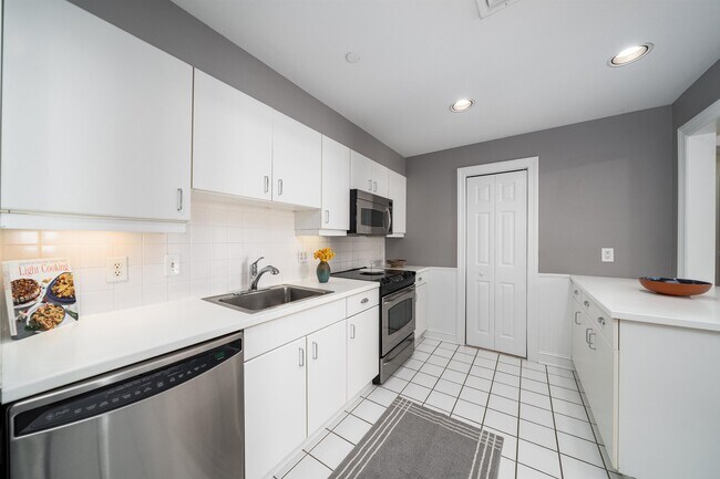 Building Photo - 206 Shearwater Ct W