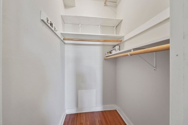 Building Photo - 2 Bedroom 1 Bathroom Townhouse // H-Street...