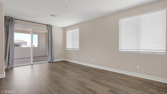 Building Photo - 165 Tenor