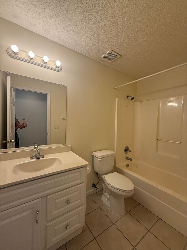 Building Photo - 221 Millcrest Dr