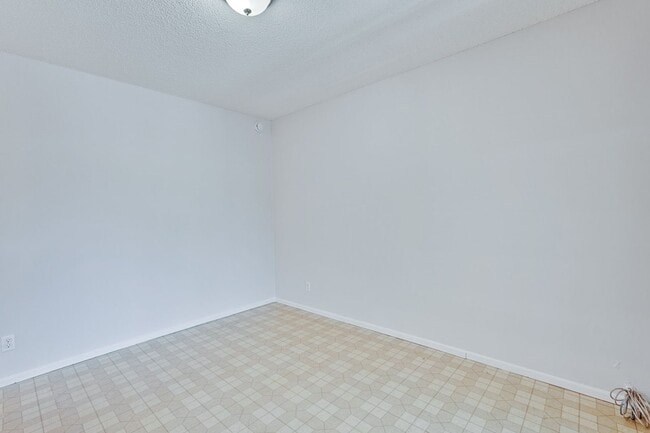 Building Photo - Spacious 3 Bedroom 2 Bath Home with 2 Car Garage and Central Air Conditioning
