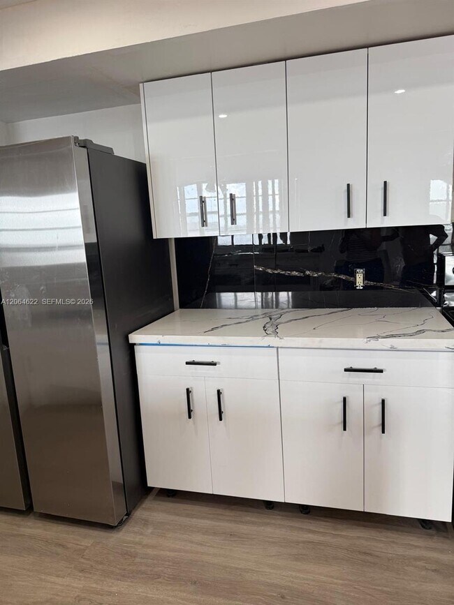 Building Photo - 1301 NE Miami Gardens Dr