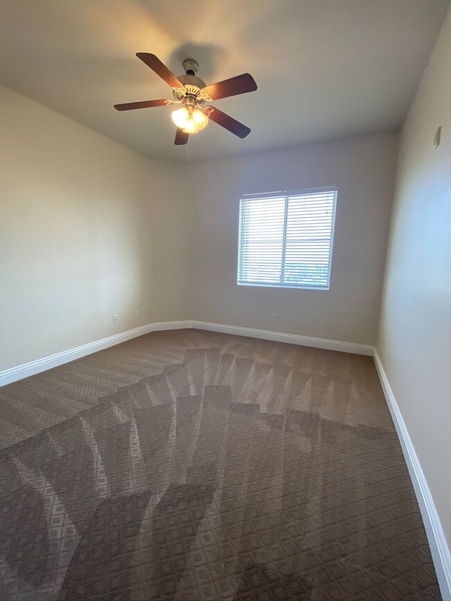 Building Photo - FABULOUS 4TH FLOOR CONDO IN GATED COMMUNIT...