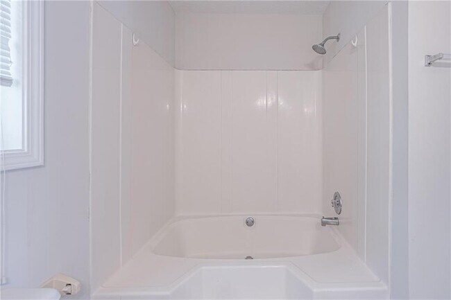 Building Photo - 2402 Betsy Ct SW