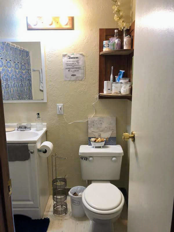 North-end bathroom (upgraded 4 years ago). Look - another corner shelf (: - 804 NW 29th St