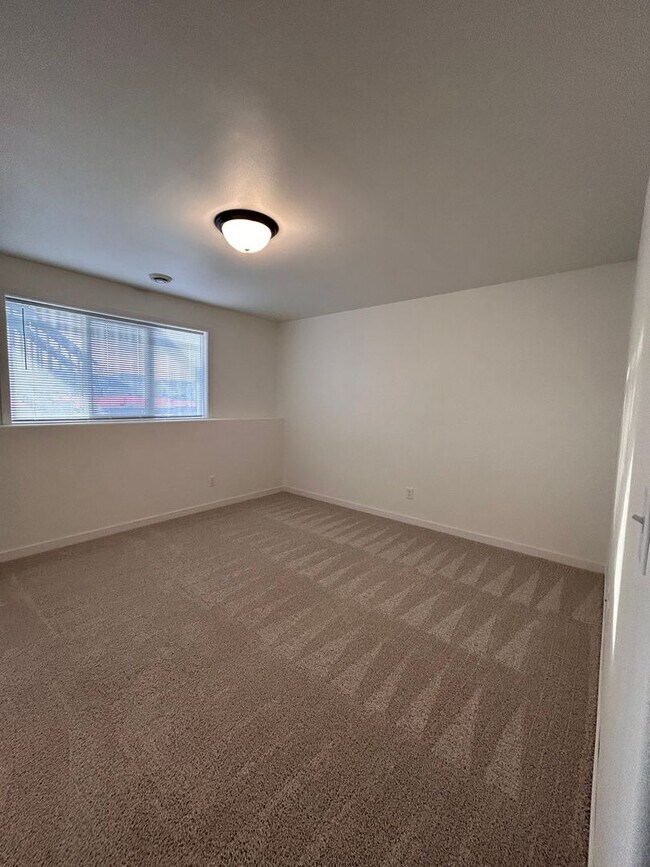 Building Photo - 3 Bed 3 Bath TownHome