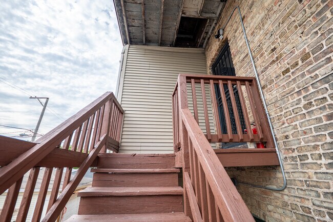 Building Photo - 1640 N Linder Ave