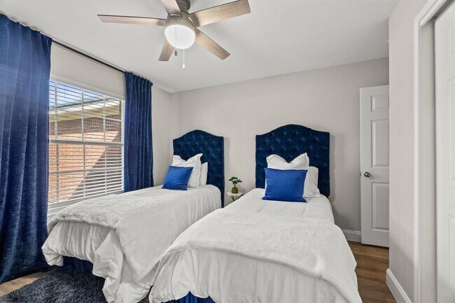 Building Photo - 1506 Woodstone S