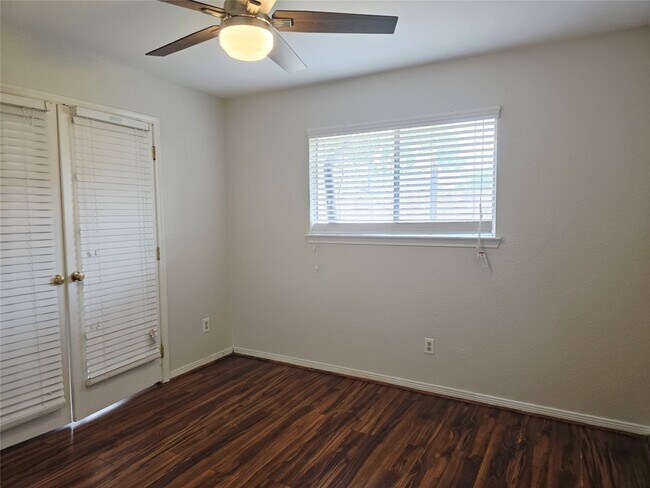 Building Photo - 15330 Oak Terrace Dr