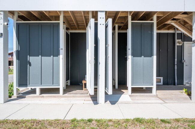 Building Photo - PERFECT BEACH GETAWAY - AVAILABLE MID-DECE...