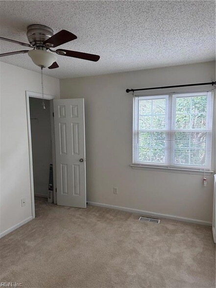 Building Photo - 905 Captains Ct