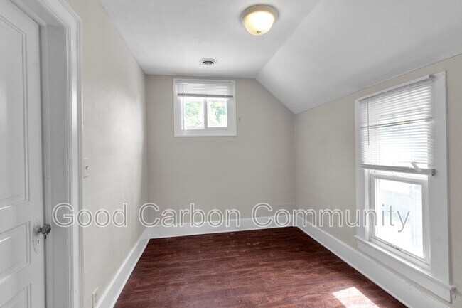 Building Photo - 331 Schenck St
