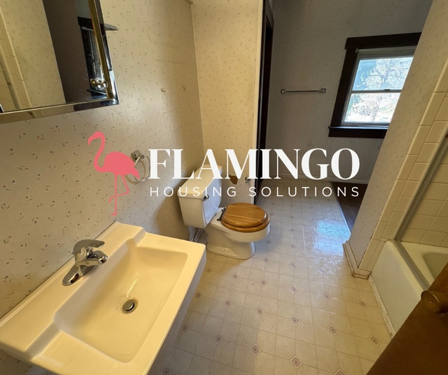 Building Photo - “Massive 8-Bedroom Home in Dayton – Rare Multi-Level Living Space”