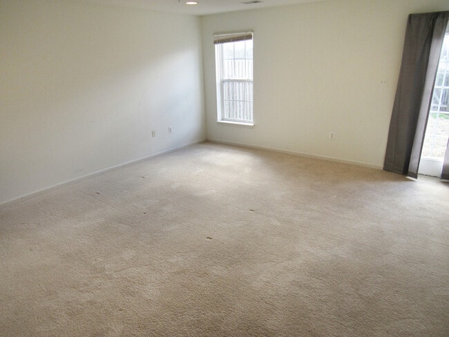 Building Photo - 3 Level Inner Town Home with 1 Car Garage ...
