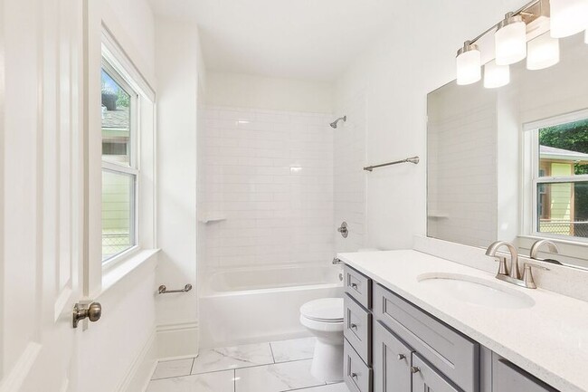 Building Photo - 2122 S Liberty St