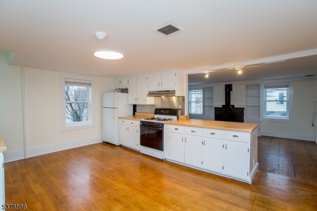 Building Photo - 67 Ferry St