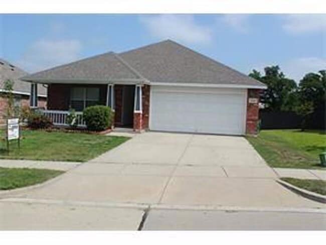 Primary Photo - Great House in Aubrey!