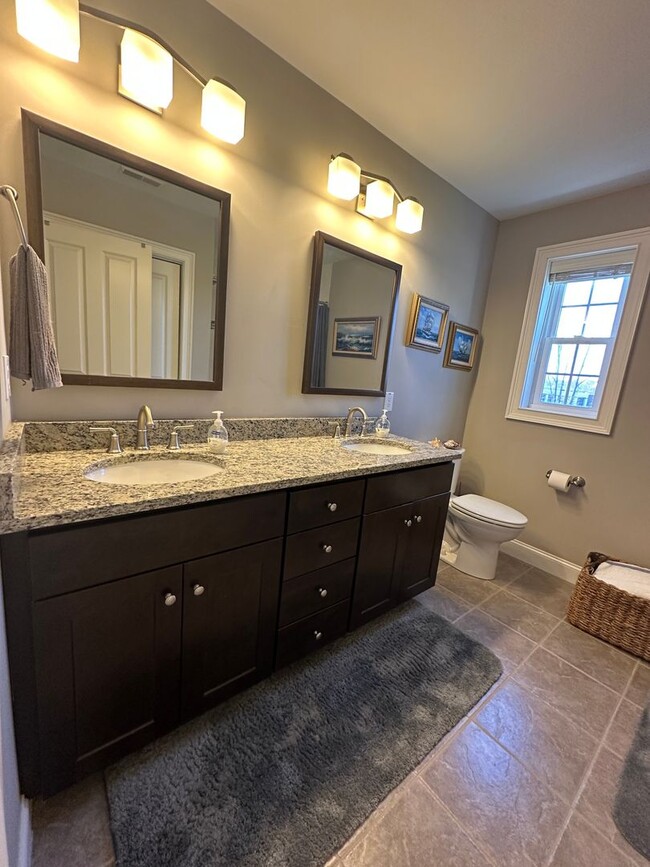 Building Photo - Spacious 3-Bedroom Townhouse in Prime Exet...