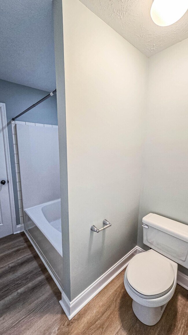 Building Photo - 831 Landing Dr