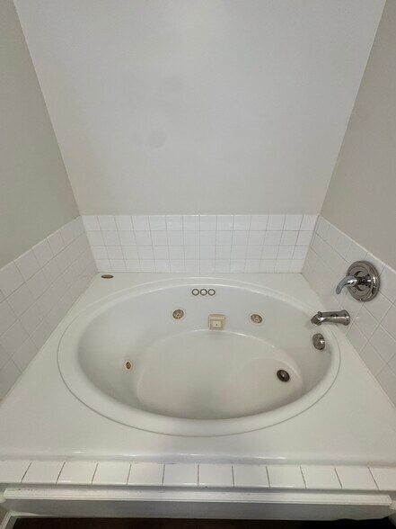 Building Photo - 18025 Lisbon Dr