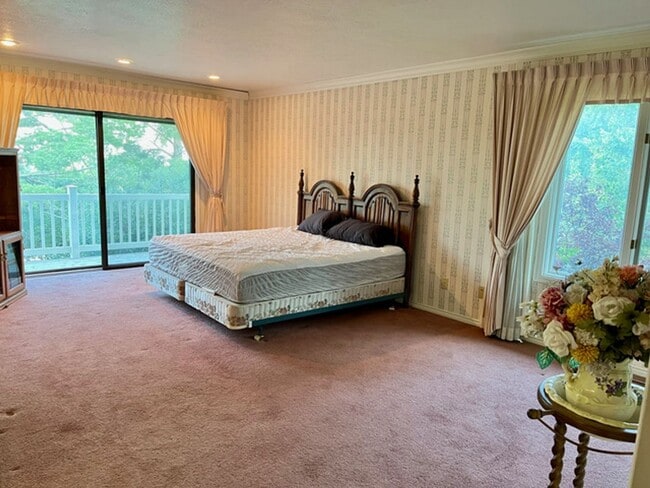 Building Photo - Beautiful home with amazing views and larg...