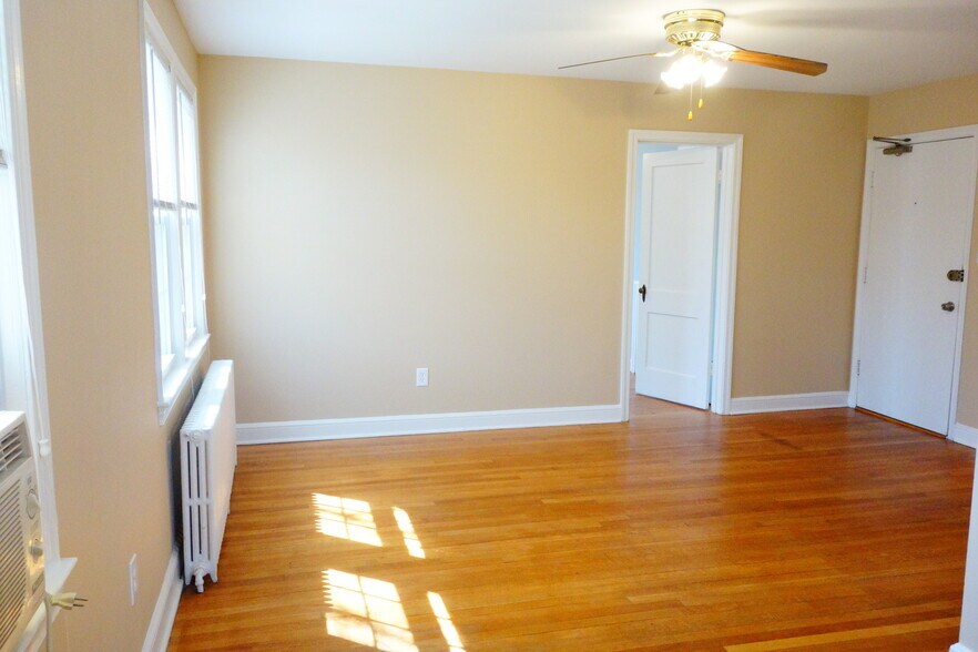 Building Photo - Beautifully Updated Apartments in a Quiet Garden-Style Building