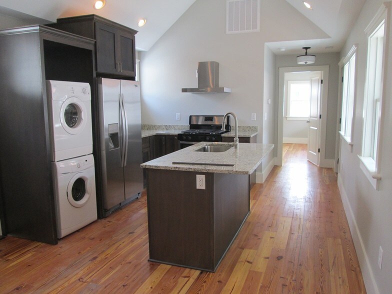 Building Photo - 15 Sires St