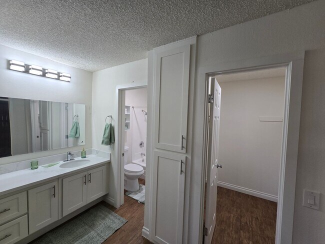 Building Photo - Downstairs 1 Bedroom Unit with Front Patio...