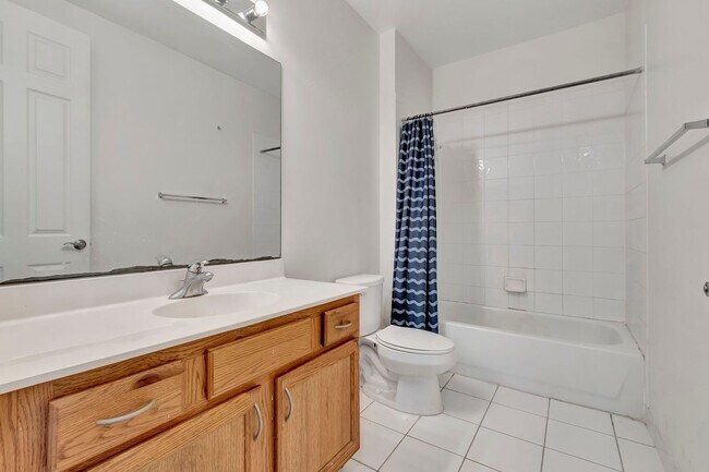 Building Photo - 4 BEDROOMS 3.5 BATHROOMS!! GATED COMMUNITY