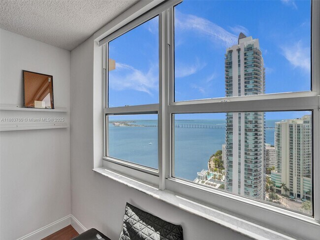 Building Photo - 1155 Brickell Bay Dr