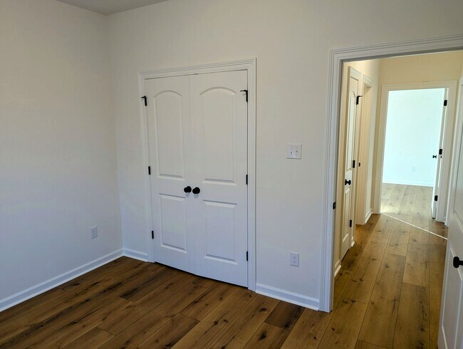 Building Photo - Welcome to Metairie Place!