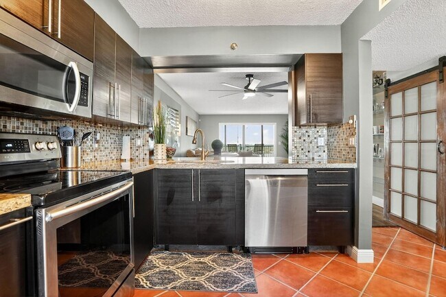 Building Photo - 2202 S Cypress Bend Dr