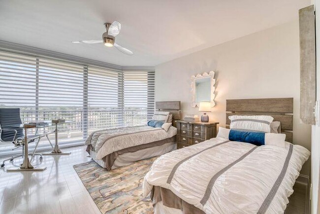 Building Photo - 570 Ocean Dr