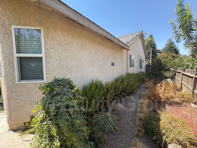 Building Photo - 3645 E Vista Dr
