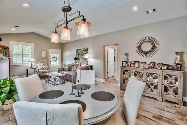 Building Photo - 1121 E Maxwell St