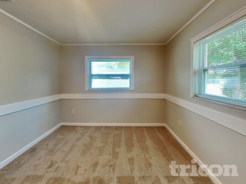 Building Photo - 615 5th Ave N