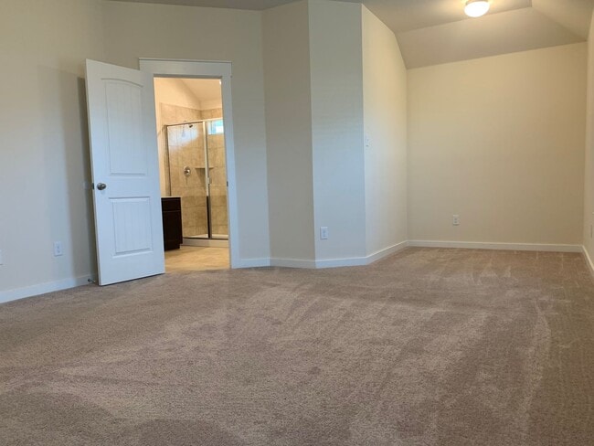 Building Photo - The Perfect Blend of Space & Location – 5 Beds Near Alliance