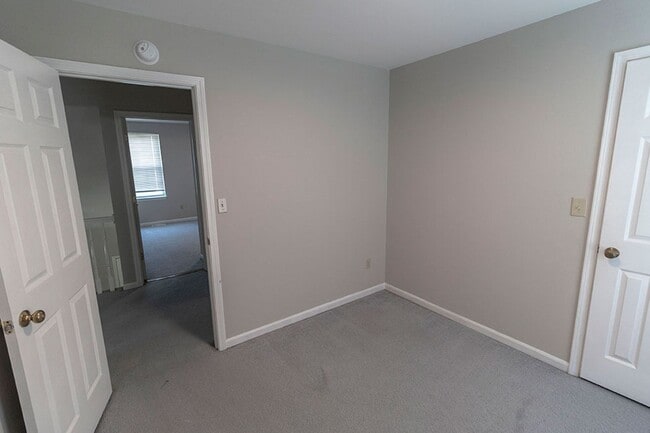 Building Photo - 212-214 Nikki Way