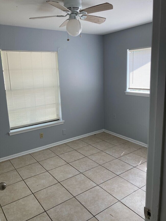 Building Photo - ZERO APPLICATION FEE FOR THIS 4BR/2BA NORTHEAST HOME