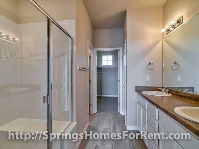 Building Photo - Rockrimmon Townhouse with Two Car Garage