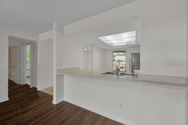 Building Photo - Bright and Spacious 2 Bedroom Condo in Spanish Pines