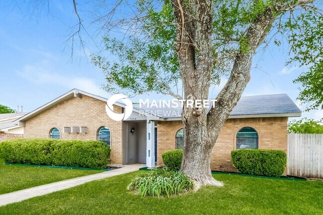 Building Photo - 4 Bedroom Pet-Friendly Home in Dallas, TX with Main Street Renewal