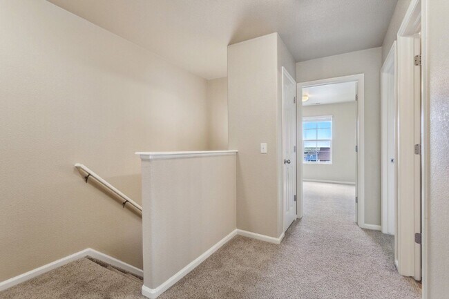 Building Photo - 2704 Stonecrop Ridge Grove