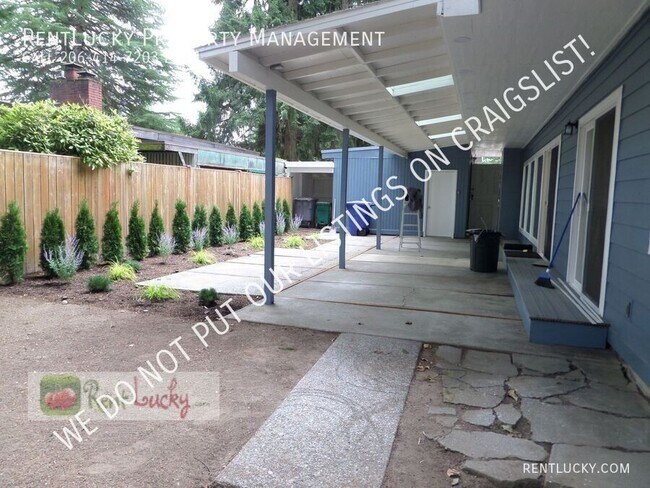Building Photo - 14232 Lake Hills Blvd