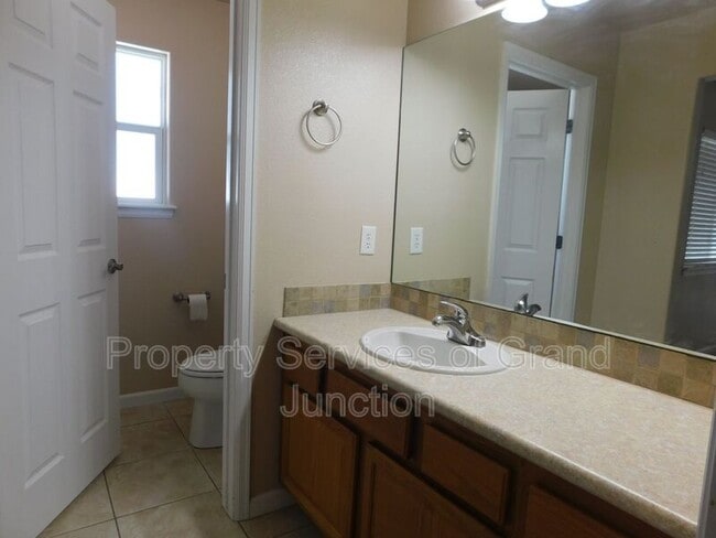 Building Photo - 3006 1/2 Oakwood Drive