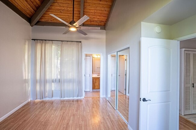 Building Photo - Unfurnished 3 bedroom 3 bath condo with oc...
