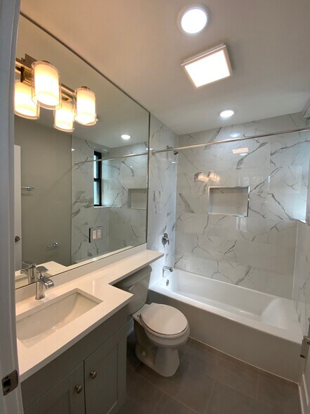 Building Photo - 441 W Belden Ave