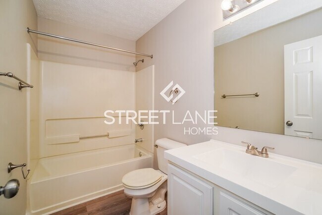 Building Photo - Large 3 BR attractive home is ready for mo...