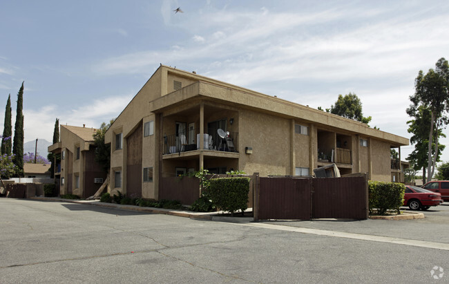 Building Photo - The Quad Apartments