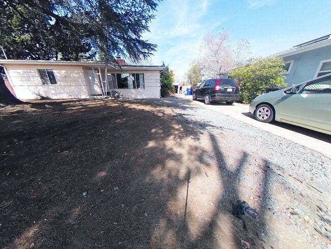 Building Photo - 4 Bedroom w/ POOL and Huge yard!